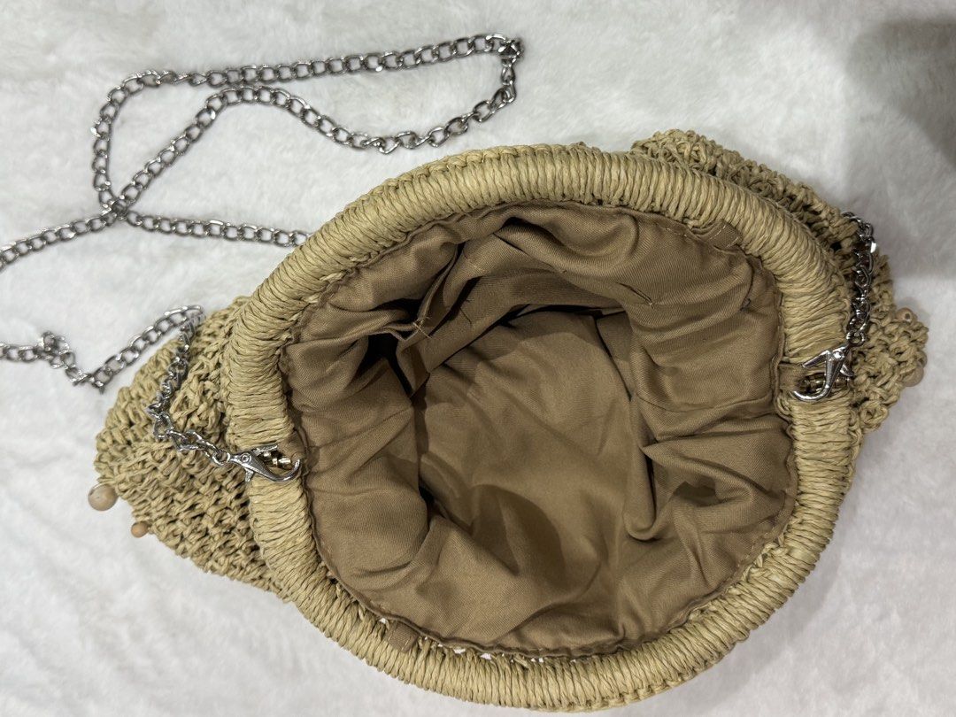 Beige Crocheted Shoulder Bag with Chain Strap and Beads (Category: Shoulder Bags) located in San Nicolas. Submitted by ihascat (Listing ID 1464516098, Image 2). Description: - Adorable beige crocheted bag - Features a stylish metal chain strap - Decorated with small wooden beads on the front - Lined interior for a finished look - Ideal for casual outings and beach adventures - Unique handmade charm.