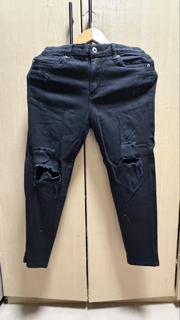 BENCH Rugged Black Jeans (Category: Jeans) located in Valenzuela. Submitted by jam0816 (Listing ID 1464556774, Image 1). Description: Brand: BENCH Black rugged jeans Size 30 on tag.
