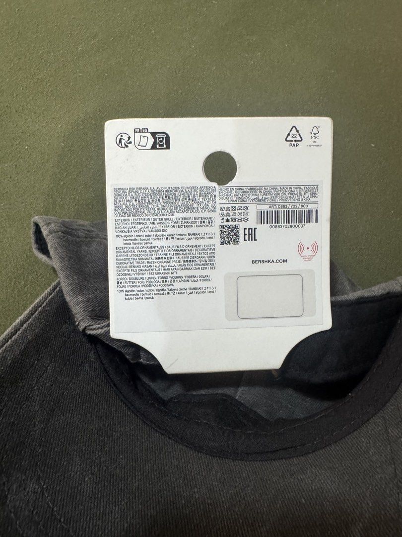 Bershka Cap with Yin Yang Logo (Category: Caps & Hats) located in Quezon City. Submitted by got12345 (Listing ID 1464426487, Image 3). Description: Bershka cap One size fits all Distressed look Yin&Yang logo Bnew with tags and paperbag.