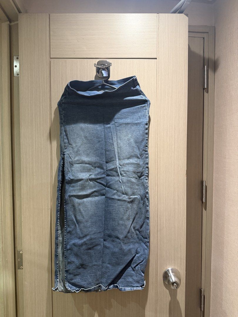 Bershka Denim Maxi Skirt (Category: Skirts) located in Manila. Submitted by ekathleeen (Listing ID 1464462401, Image 1). Description: Decluttering!! 👖 Used once but still in good condition Waist: XS Length: Below knee My height: 5’4 Loc: Makati.