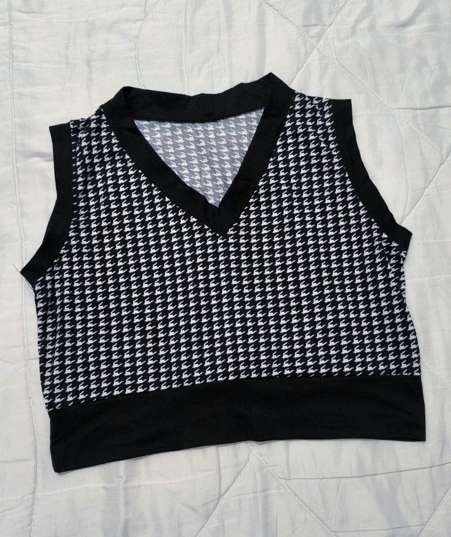 Black and White Houndstooth Vest Crop Top (Category: Sleeveless) located in Dasmarinas. Submitted by modcloset_ph (Listing ID 1464401726, Image 1). Description: .