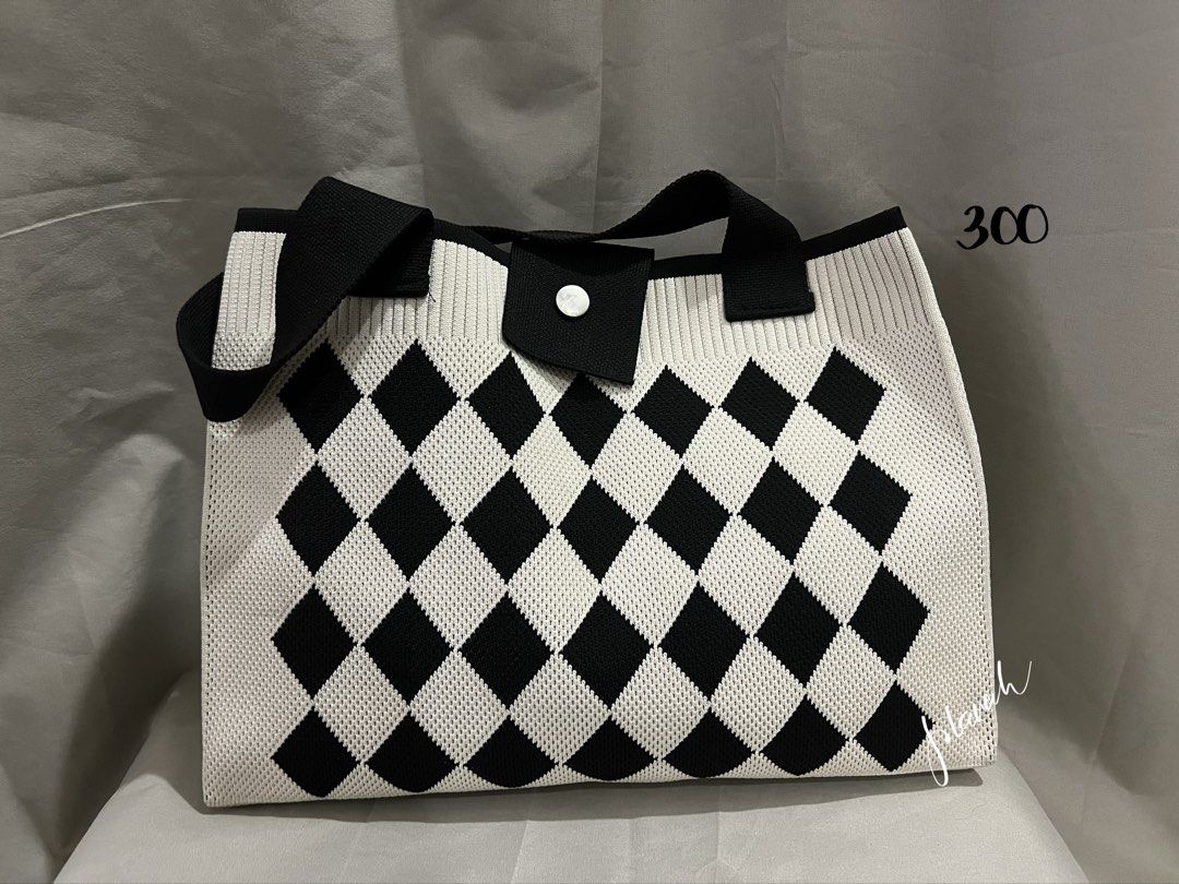 Black and white shoulder bag (Category: Shoulder Bags) located in Las Pinas. Submitted by jilanah (Listing ID 1464423229, Image 1). Description: Japan bought Used only once.