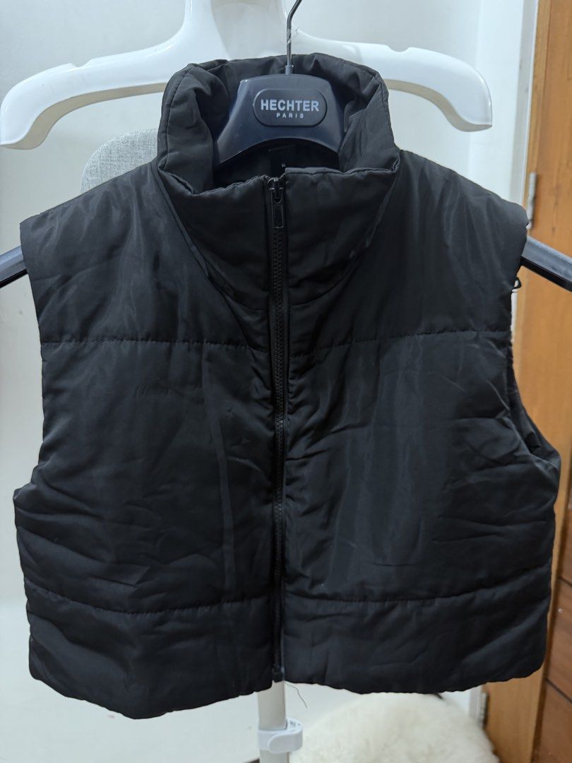 Black Cropped Puffer Vest (Category: Coats, Jackets and Outerwear) located in Makati City. Submitted by petite_preloved2 (Listing ID 1464357582, Image 1). Description: Can fit up to medium.