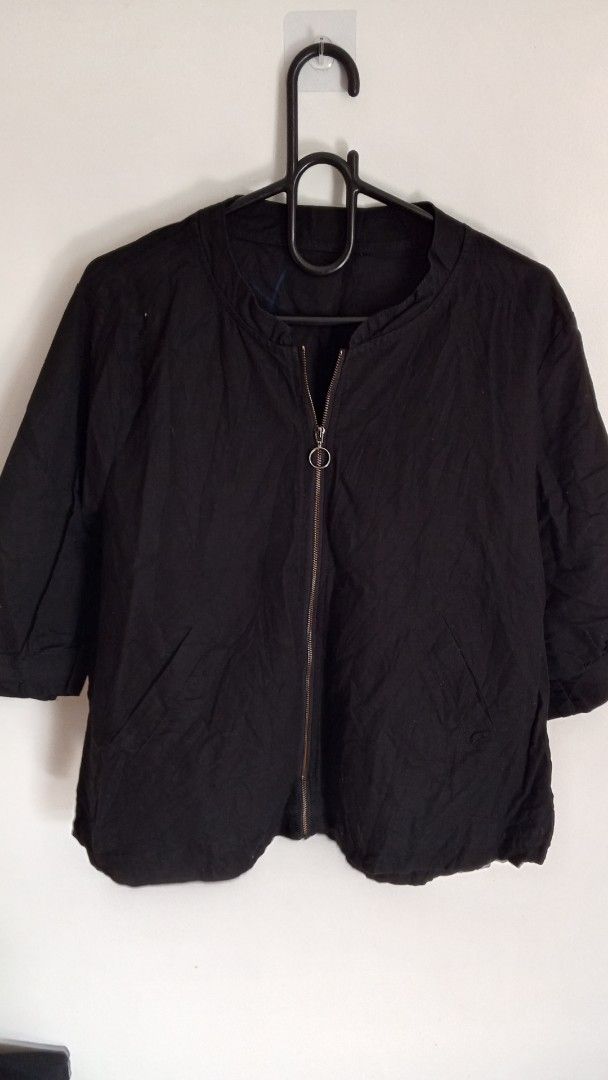 Black Cropped Zip-Up Jacket with 3/4 Sleeves (Category: Coats, Jackets and Outerwear) located in Cebu City. Submitted by kangaroo78 (Listing ID 1464367636, Image 1). Description: - Black cropped jacket - Zip-up front with ring pull - Two front pockets - 3/4 length sleeves - Comfortable and casual - Versatile for styling - Size SML Location: Dumlog, Talisay City Cebu .