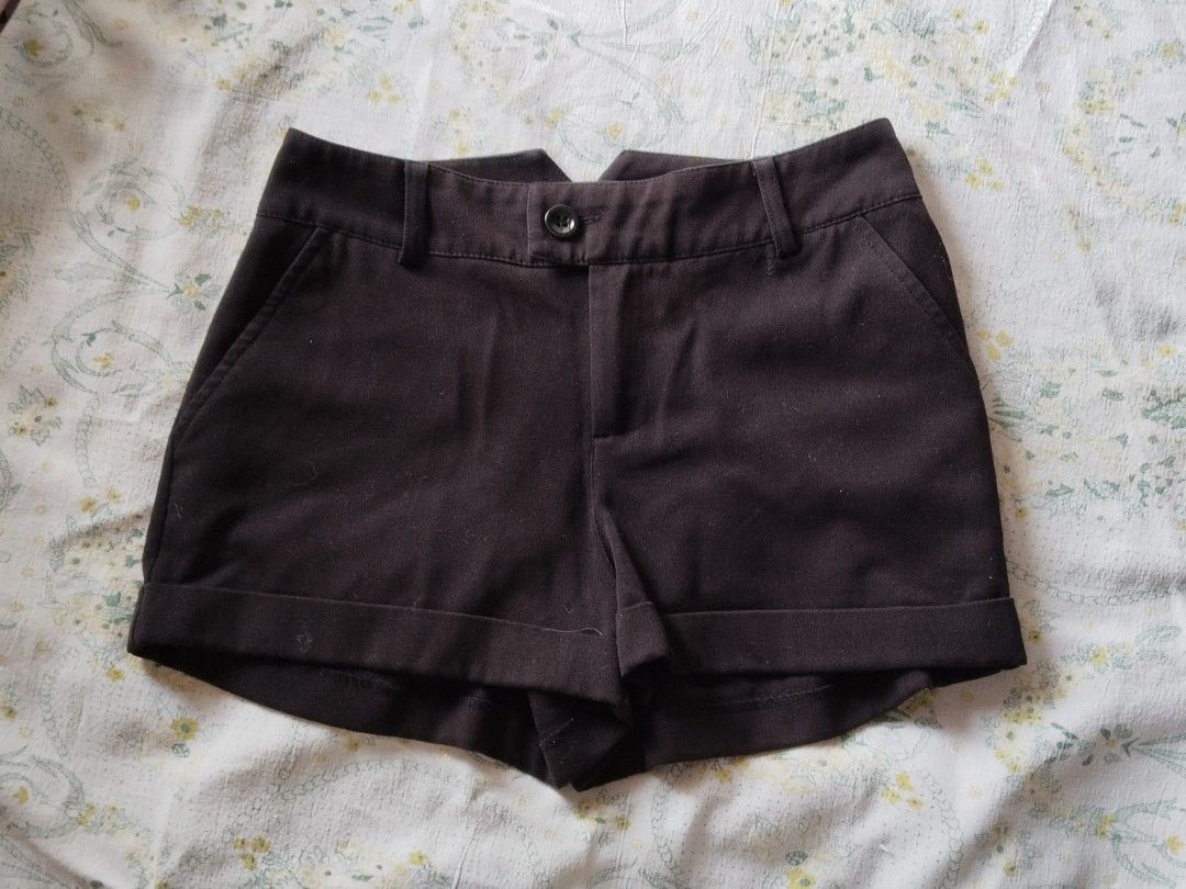 black cuffed shorts (Category: Shorts) located in General Trias. Submitted by chcopdding (Listing ID 1464446081, Image 1). Description: brand: divided h&m size: 34 on tag (fit to s) decluttering!! this is second hand from my personal wardrobe expect some minor flaws! buy at ur own risk:)) mop: gcash/maribank mod: jnt/lalamove place: gentries, cavities dm for more details:)).