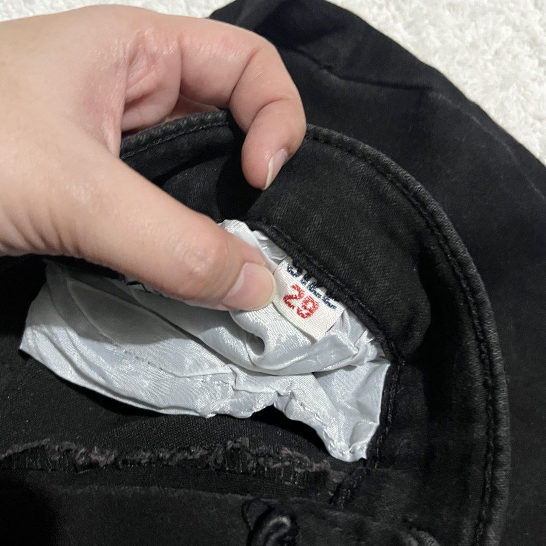 Black Denim Jeans (Men) (Category: Jeans) located in Pasig City. Submitted by ela_zen15 (Listing ID 1464404860, Image 1). Description: Denim Pants (For Men) Black Size: 29 Can do lalamove sagot nyo po sf.