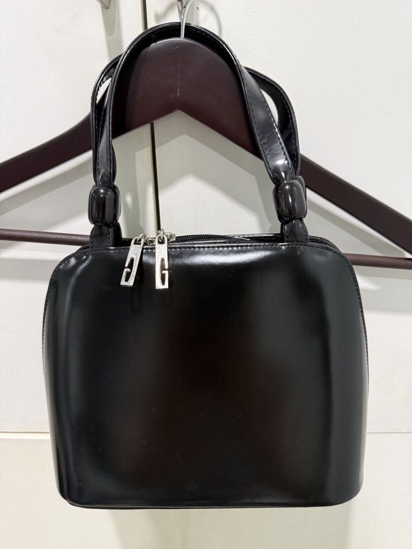 Classic Black Handbag preloved (Category: Shoulder Bags) located in Quezon City. Submitted by lenitz (Listing ID 1464511930, Image 2). Description: - Classic black handbag - Top zip closure with double zipper pulls - Interior zippered compartment - Glossy, rounded handles - Chic accessory for any outfit - Great for daily use or special occasions .