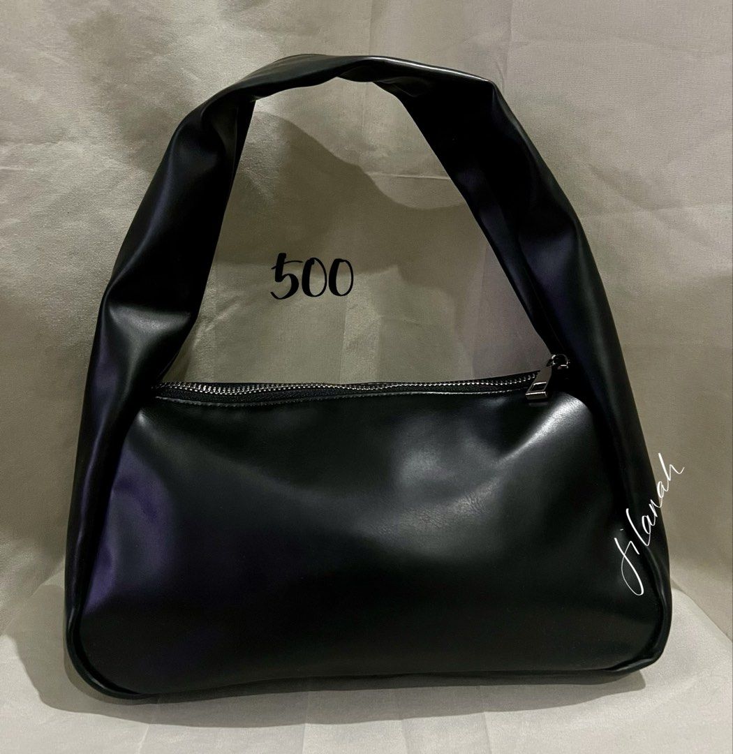 Black hobo bag (Category: Shoulder Bags) located in Las Pinas. Submitted by jilanah (Listing ID 1464433179, Image 1). Description: Brand new no tag Japan bought.