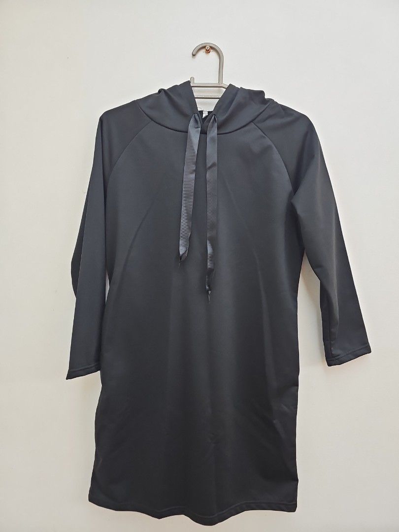 Black Hoodie with Drawstring Hood (Category: Dresses) located in Muntinlupa City. Submitted by shoptitak (Listing ID 1464468448, Image 1). Description: - Basic black hoodie - Long sleeves - Drawstring hood with ribbon ties - Simple and versatile design - Perfect for casual wear - Easy to pair with any outfit.