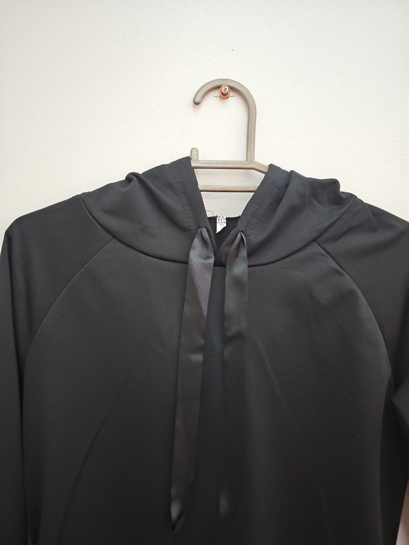 Black Hoodie with Drawstring Hood (Category: Dresses) located in Muntinlupa City. Submitted by shoptitak (Listing ID 1464468448, Image 2). Description: - Basic black hoodie - Long sleeves - Drawstring hood with ribbon ties - Simple and versatile design - Perfect for casual wear - Easy to pair with any outfit.