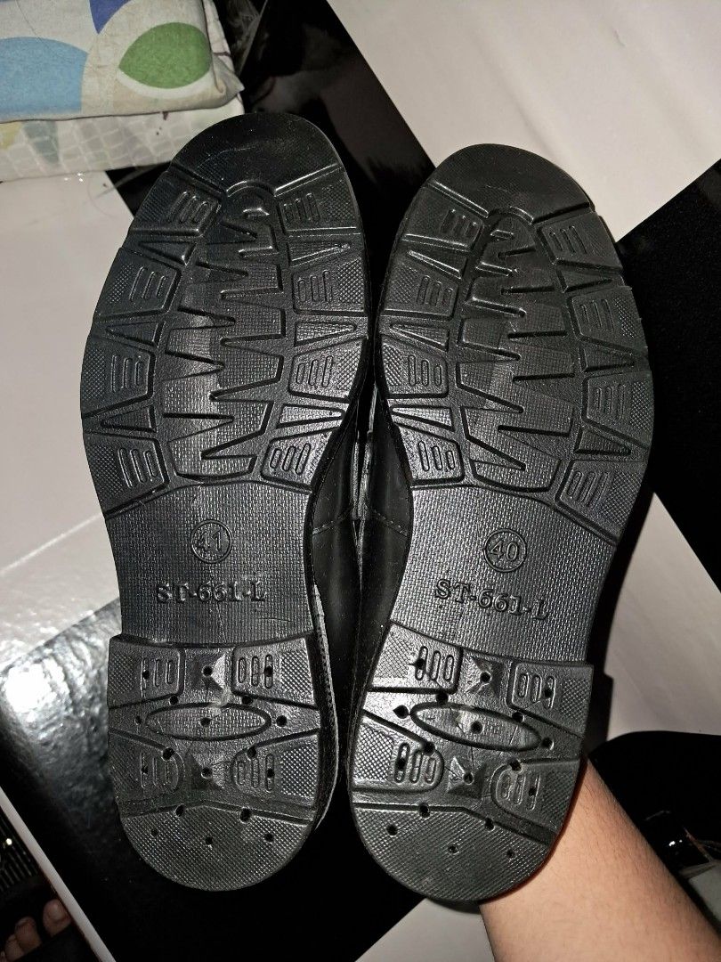 Black Leather Loafers Size 41 (Category: Loafers) located in Makati City. Submitted by j.angelxa (Listing ID 1464443146, Image 3). Description: RFS: Decluttering. Medyo masikip sa paa ko, and the wrong size was given for one shoe, but both shoes are still the same size..