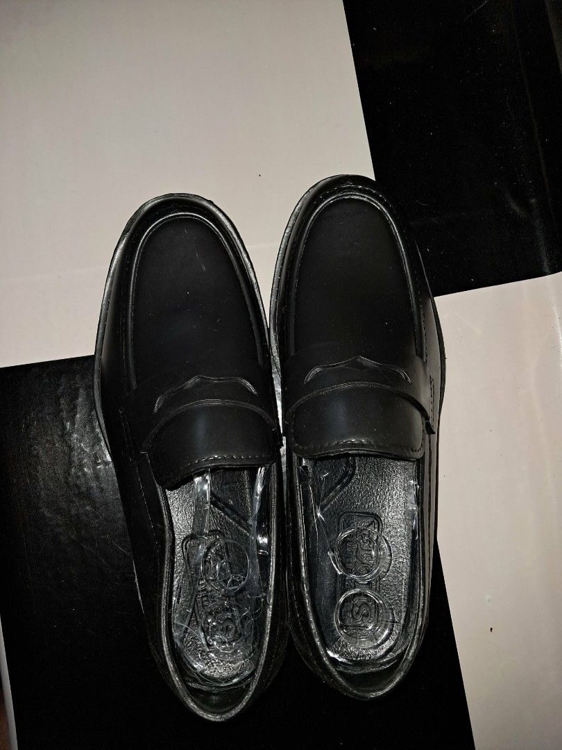 Black Leather Loafers Size 41 (Category: Loafers) located in Makati City. Submitted by j.angelxa (Listing ID 1464443146, Image 1). Description: RFS: Decluttering. Medyo masikip sa paa ko, and the wrong size was given for one shoe, but both shoes are still the same size..