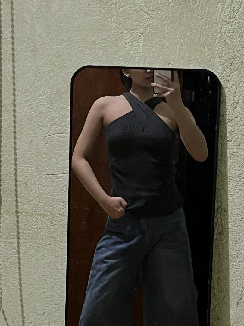 Black Off-Shoulder Knit Top (Category: Longsleeves) located in Binan City. Submitted by veniceao (Listing ID 1464375613, Image 2). Description: PLEASE READ ❤️ Loc: Manila/Laguna (open for checkout for cheaper sf—starts at ₱20) For sure buyer: 1. Make an offer. 2. Send your details for confirmation 3. Pay until 3pm the next day I confirm the order. Details: - Fits size xs-med - Gray knit top - Can be worn multiple ways - Off-shoulder design - Cris