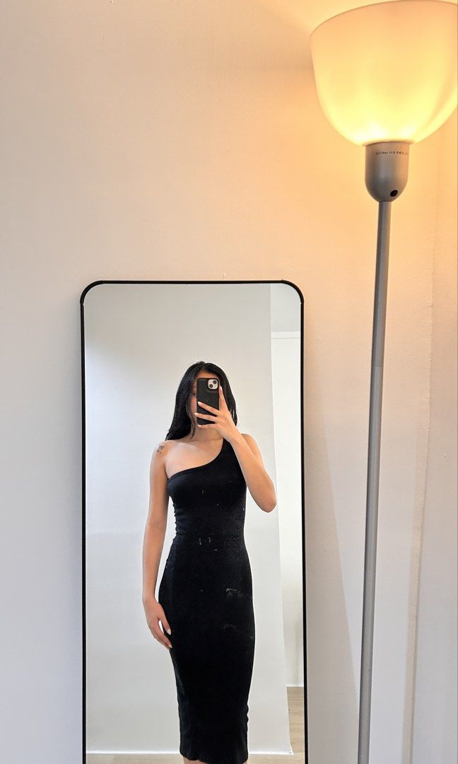 Black One Shoulder Midi Dress (Category: Dresses) located in San Mateo. Submitted by maxxysclosetclearout (Listing ID 1464373240, Image 2). Description: - Sleek black midi dress - Flattering one-shoulder design - Stretchy, body-hugging fabric - Perfect for dressing up or down - Ideal for parties, casual outings, or any occasion.