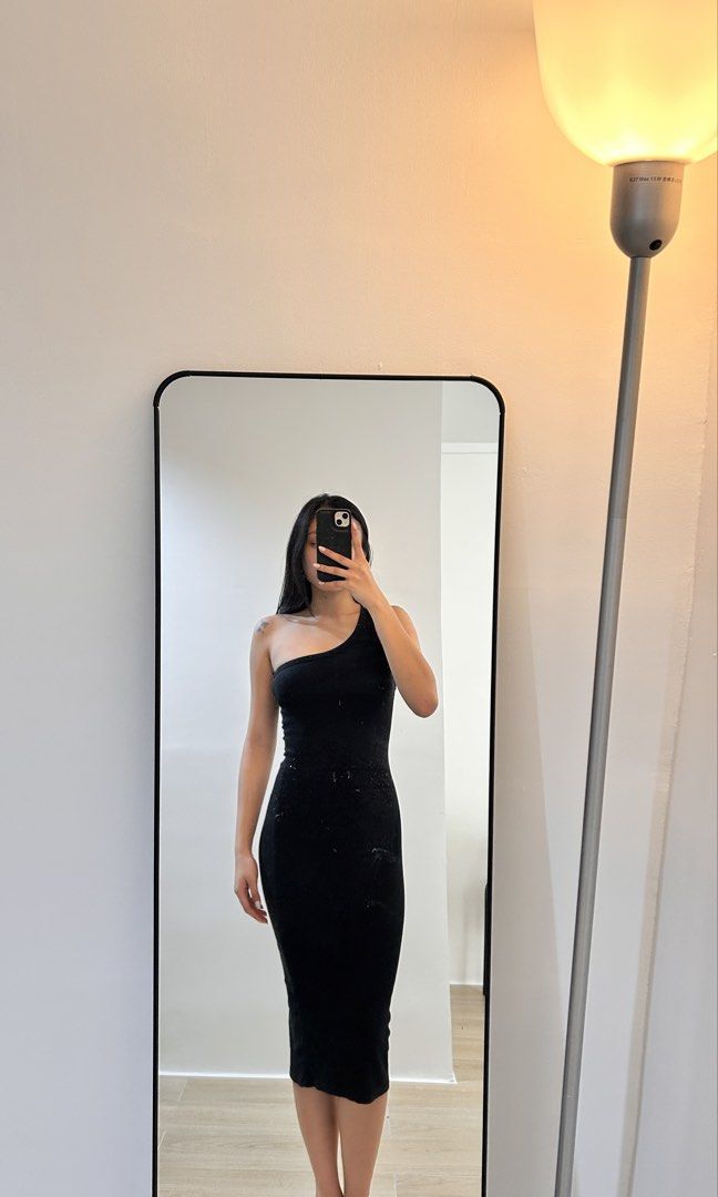 Black One Shoulder Midi Dress (Category: Dresses) located in San Mateo. Submitted by maxxysclosetclearout (Listing ID 1464373240, Image 1). Description: - Sleek black midi dress - Flattering one-shoulder design - Stretchy, body-hugging fabric - Perfect for dressing up or down - Ideal for parties, casual outings, or any occasion.