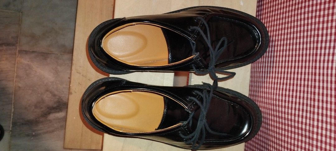UNIQLO Black Leather Shoes (Category: Dress Shoes) located in Quezon City. Submitted by newwolf_c7ab5a (Listing ID 1464452583, Image 1). Description: - Black patent leather lace-up shoes - Chunky sole with excellent grip - Tan insoles - Size: 41 EU / UK 7 / US 8 Men (US 9 Women) - Ideal for creating a statement outfit.