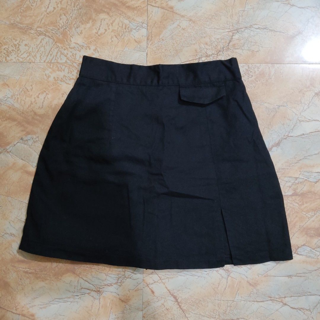 Black Pleated Skort / Mini Skirt (Category: Skirts) located in Valenzuela. Submitted by ecasprelvd (Listing ID 1464454622, Image 1). Description: with built in shorts measurements provided. Valenzuela City delivery thru lalamove or jnt.