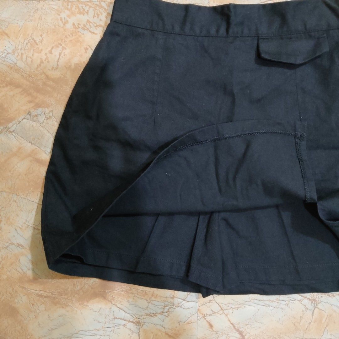 Black Pleated Skort / Mini Skirt (Category: Skirts) located in Valenzuela. Submitted by ecasprelvd (Listing ID 1464454622, Image 3). Description: with built in shorts measurements provided. Valenzuela City delivery thru lalamove or jnt.