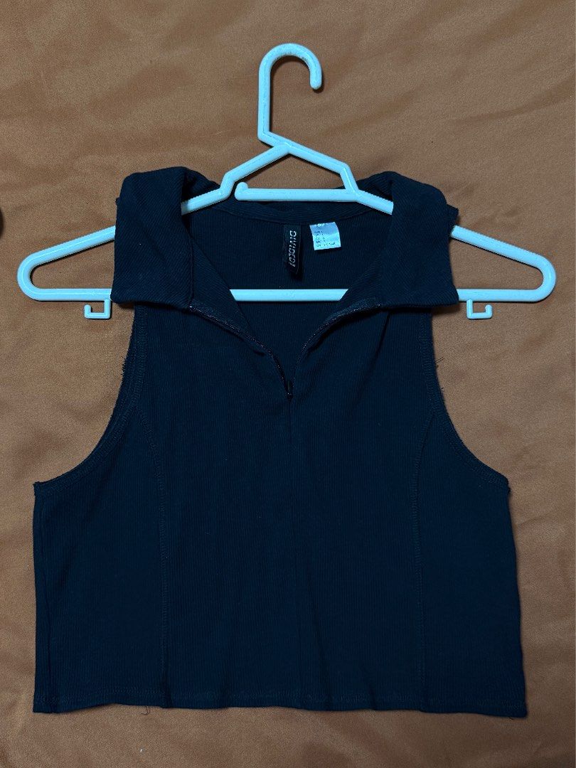 Black ribbed sleeveless polo top (Category: Sleeveless) located in San Fernando. Submitted by lovedbylove__ (Listing ID 1464520545, Image 1). Description: Black ribbed sleeveless polo top Worn once Large on tag - can fit small to medium Model-(Small body frame) height 4’11 .
