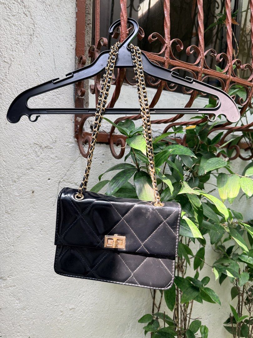 Black Shoulder Bag (Category: Shoulder Bags) located in Manila. Submitted by jfodoit0023 (Listing ID 1464384634, Image 1). Description: .