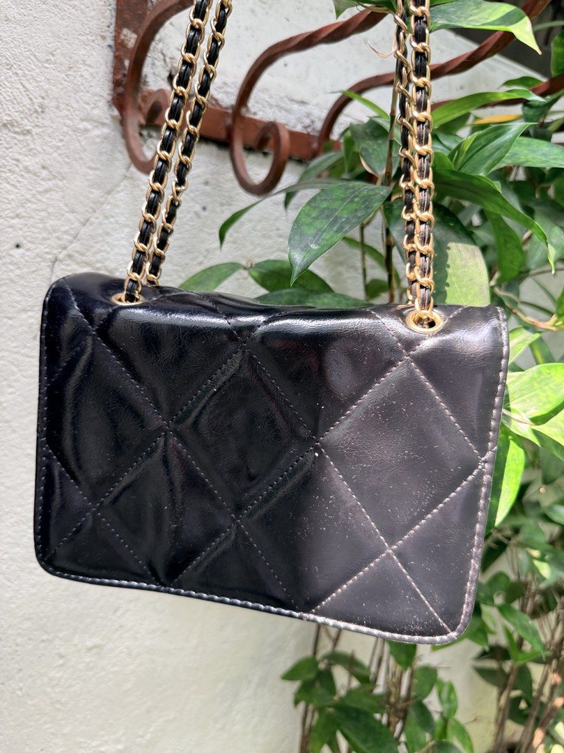 Black Shoulder Bag (Category: Shoulder Bags) located in Manila. Submitted by jfodoit0023 (Listing ID 1464384634, Image 2). Description: .