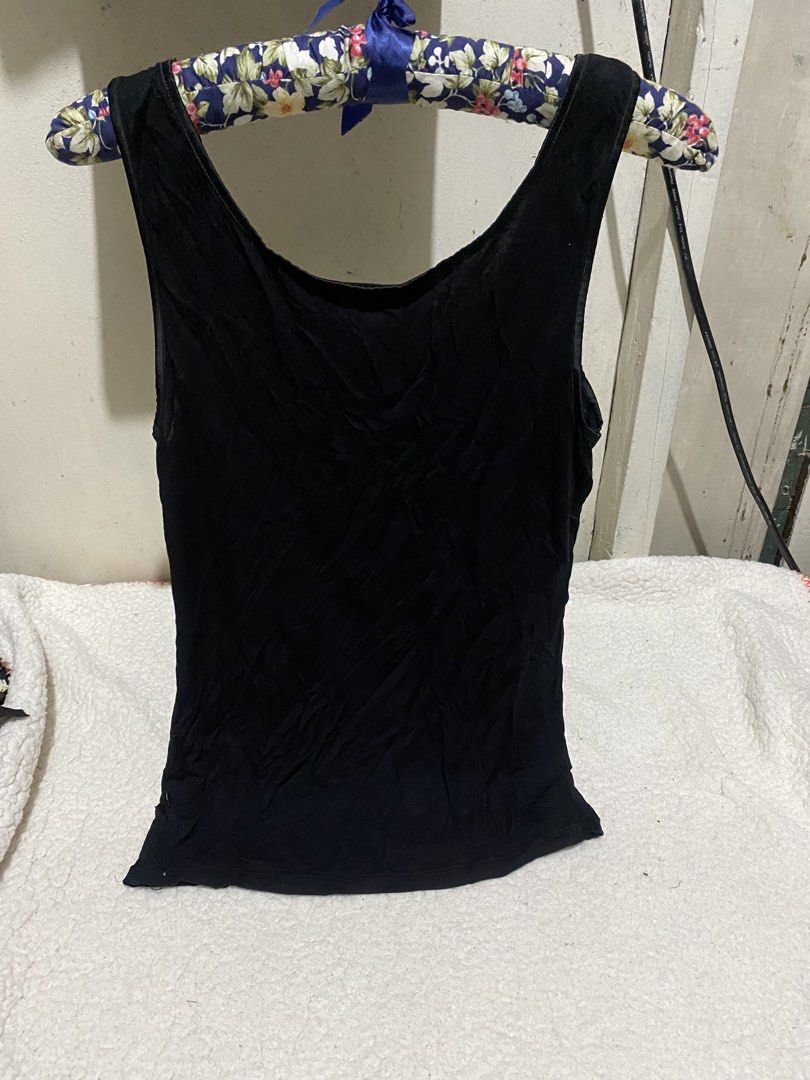 Black Sleeveless Tank Top (Category: Sleeveless) located in Manila. Submitted by resi.diaz (Listing ID 1464495662, Image 2). Description: - Classic black tank top - Sleeveless with a comfortable scoop neckline - Lightweight and slightly textured material - Versatile for layering or wearing solo - Ideal for casual outfits or as an undershirt.