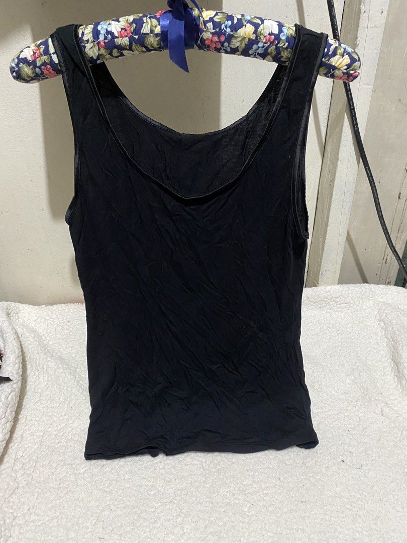 Black Sleeveless Tank Top (Category: Sleeveless) located in Manila. Submitted by resi.diaz (Listing ID 1464495662, Image 1). Description: - Classic black tank top - Sleeveless with a comfortable scoop neckline - Lightweight and slightly textured material - Versatile for layering or wearing solo - Ideal for casual outfits or as an undershirt.