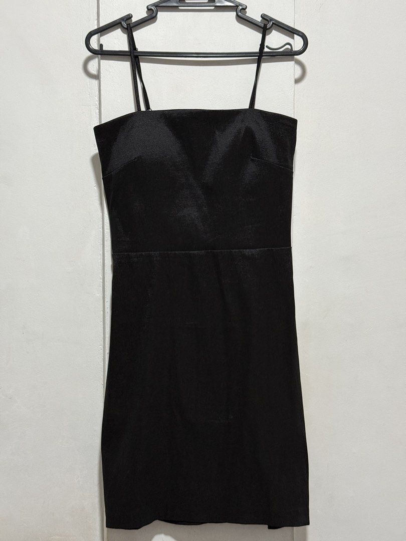 Black Spaghetti Strap Mini Dress Size M (Category: Dresses) located in Manila. Submitted by krisstine093124 (Listing ID 1464461527, Image 1). Description: - Brand: Snap - Type: Mini Dress - Color: Black - Size: M - Features: Spaghetti straps, square neckline, slight sheen fabric - Occasion: Perfect for night outs or parties - Origin: Made in Vietnam.