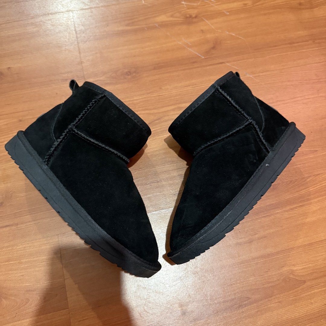 Black Suede Boots (Category: Boots) located in Baguio. Submitted by puss_n_boots2600 (Listing ID 1464422911, Image 1). Description: Black Suede Boots Size 39 No Flaws.