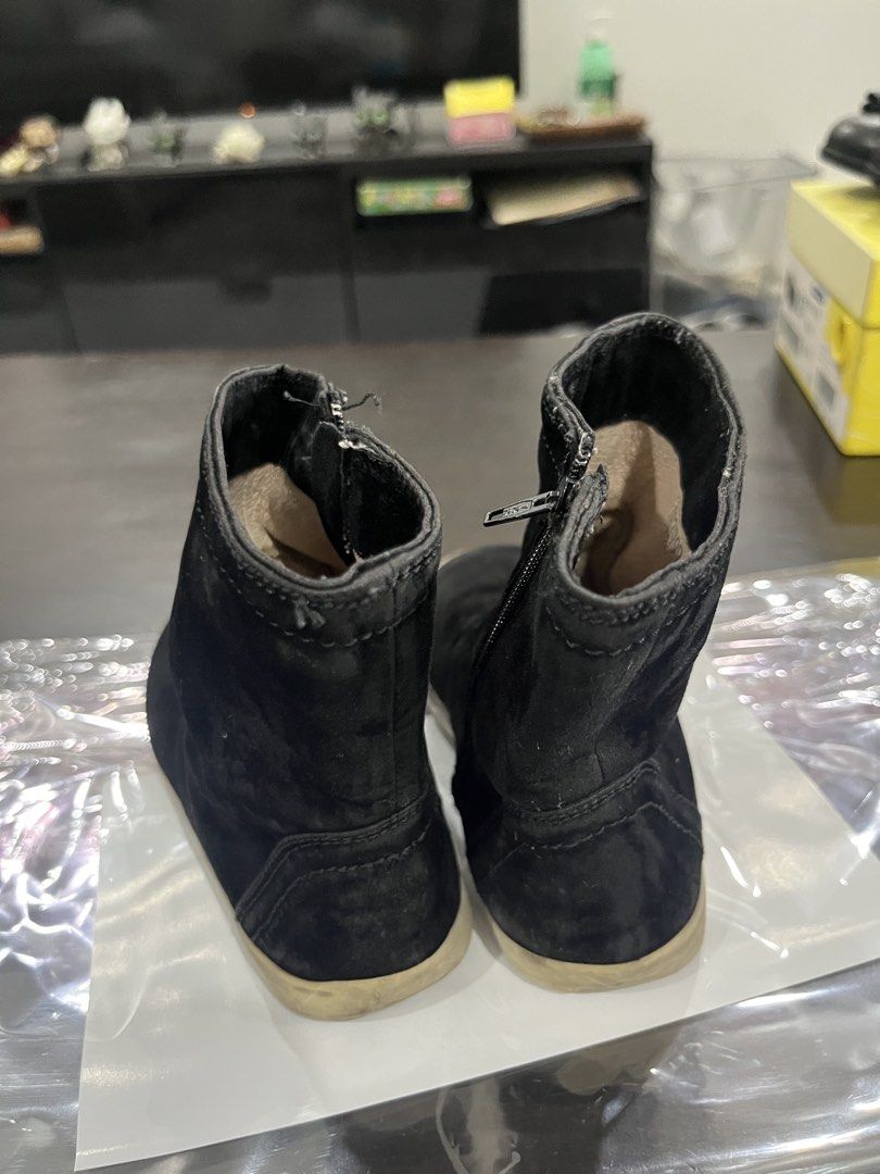 Black Suede Boots with Zipper (Category: Babies & Kids Fashion) located in Pasig City. Submitted by stormyera19 (Listing ID 1464402705, Image 3). Description: - Black suede boots - Easy side zippers - Light-colored soles with visible wear, never cleaned with water to avoid damage - Soft interior lining - Perfect for everyday use - Florsheim brans but without the original box (I have a box from the same brand for a different shoe) - best fits 3-4 