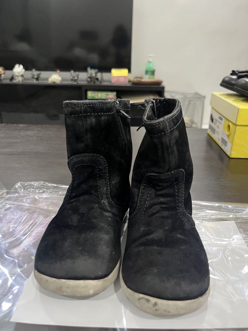 Black Suede Boots with Zipper (Category: Babies & Kids Fashion) located in Pasig City. Submitted by stormyera19 (Listing ID 1464402705, Image 2). Description: - Black suede boots - Easy side zippers - Light-colored soles with visible wear, never cleaned with water to avoid damage - Soft interior lining - Perfect for everyday use - Florsheim brans but without the original box (I have a box from the same brand for a different shoe) - best fits 3-4 