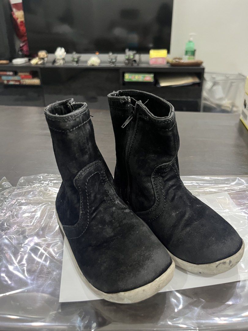 Black Suede Boots with Zipper (Category: Babies & Kids Fashion) located in Pasig City. Submitted by stormyera19 (Listing ID 1464402705, Image 1). Description: - Black suede boots - Easy side zippers - Light-colored soles with visible wear, never cleaned with water to avoid damage - Soft interior lining - Perfect for everyday use - Florsheim brans but without the original box (I have a box from the same brand for a different shoe) - best fits 3-4 