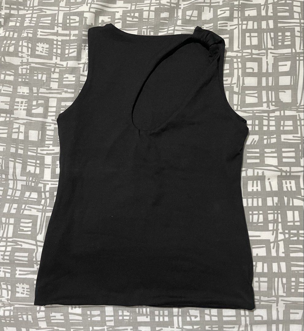 Black Top (Category: Sleeveless) located in Paranaque City. Submitted by preloveeed890 (Listing ID 1464377209, Image 2). Description: size xs-s | brand new, only fitted and kept in storage .