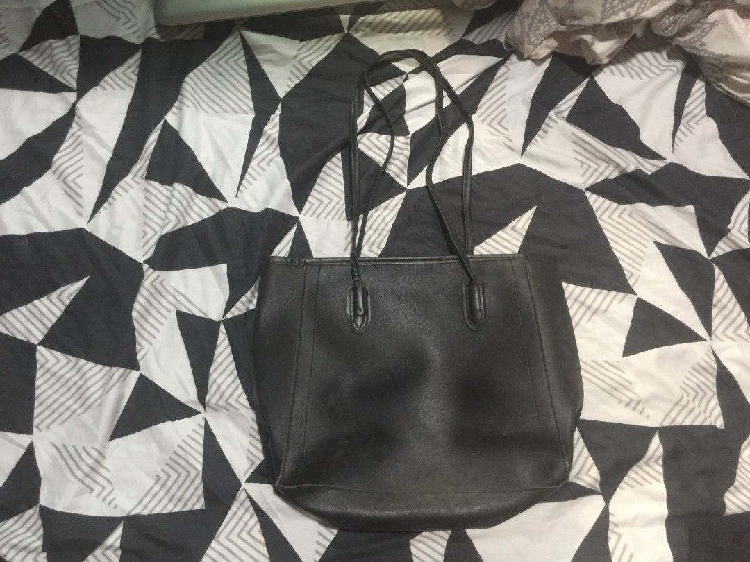 Black Tote Bag (Category: Tote Bags) located in Calamba. Submitted by vivienne.fk (Listing ID 1464367624, Image 1). Description: ‎📍 Calamba, Laguna ‎MOP: GCash ‎MOD: J&T ‎ ‎RULES (please read before ordering) ♡ ‎★ SF will be shouldered by the buyer ‎★ Please manage expectations — all items are preloved ‎★ Colors may slightly vary due to lighting and screen settings ‎★ No return, no refund, no exchange ‎★ No rush shipping please hehe ♡ ‎★ Payment