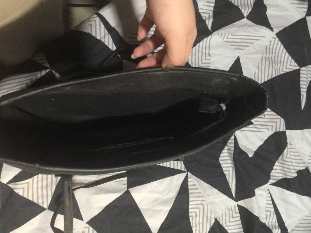 Black Tote Bag (Category: Tote Bags) located in Calamba. Submitted by vivienne.fk (Listing ID 1464367624, Image 2). Description: ‎📍 Calamba, Laguna ‎MOP: GCash ‎MOD: J&T ‎ ‎RULES (please read before ordering) ♡ ‎★ SF will be shouldered by the buyer ‎★ Please manage expectations — all items are preloved ‎★ Colors may slightly vary due to lighting and screen settings ‎★ No return, no refund, no exchange ‎★ No rush shipping please hehe ♡ ‎★ Payment