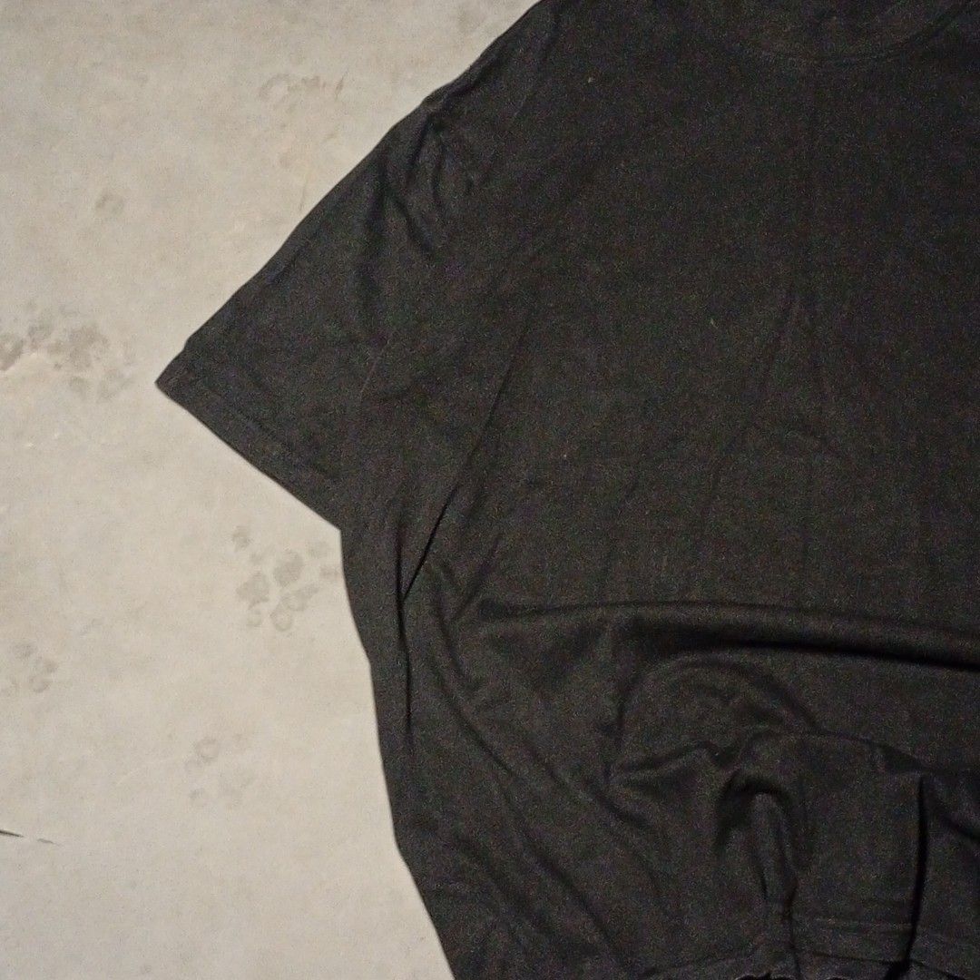 Black T-shirt (Category: Tshirts & Polo Shirts ) located in Baguio. Submitted by dee_jae1 (Listing ID 1464521618, Image 2). Description: Heavyweight oversized black shirt ________________________________ •DIMENSIONS(INCHES) 📐 Length: 28 Width: 24 Sleeve Length: 9 ________________________________ •DETAILS 🔍 Issue: none Condition: 10/10 Color Rate: 10/10 .