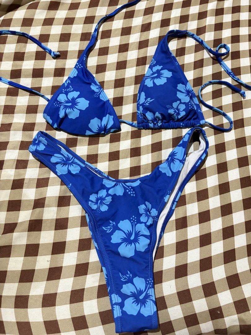 Blue Floral Bikini Set (Category: Bikinis & Swimsuits) located in Valenzuela. Submitted by asisalyss36611 (Listing ID 1464403470, Image 1). Description: - Cute blue bikini with a floral print - Ties at the neck and back for adjustable fit - Cheeky style bottoms - Size M - Ideal for beach or pool days.