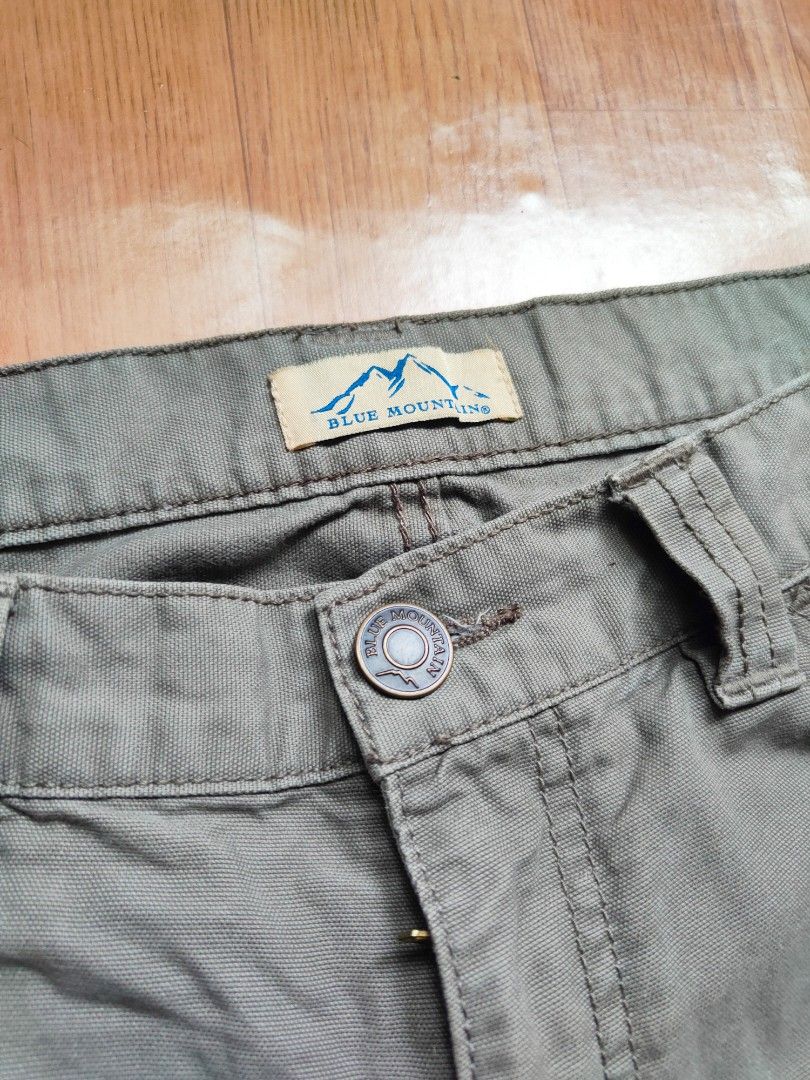 BLUE MOUNTAIN CARP (Category: Shorts) located in Pasig City. Submitted by melvincorre004 (Listing ID 1464412001, Image 3). Description: NASA pick yung issue maliban Jan wala na good condition pa color rate 8/10 dimes: waist -32 length - 22 wide - 11.