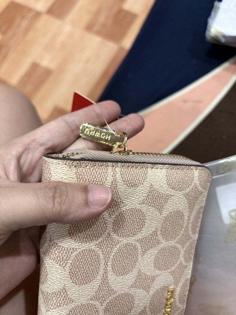 BNEW HOWRU WALLET SUPER GANDA (Category: Wallets & Card holders) located in Tagum. Submitted by jademarch (Listing ID 1464360170, Image 3). Description: NAKA SALE FROM 650 TO LONG WALLET WHAT YOU SEE IS WHAT YOU GET MAKAPAL MATIBAY.