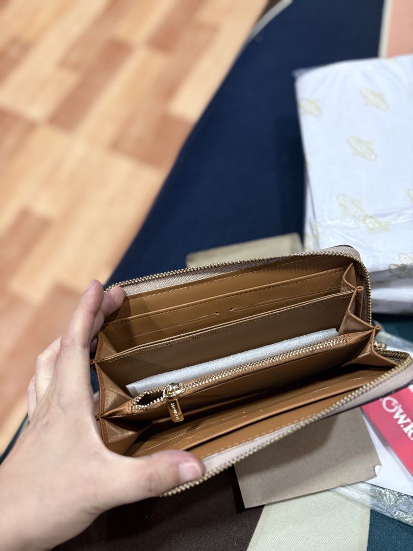 BNEW HOWRU WALLET SUPER GANDA (Category: Wallets & Card holders) located in Tagum. Submitted by jademarch (Listing ID 1464360170, Image 2). Description: NAKA SALE FROM 650 TO LONG WALLET WHAT YOU SEE IS WHAT YOU GET MAKAPAL MATIBAY.