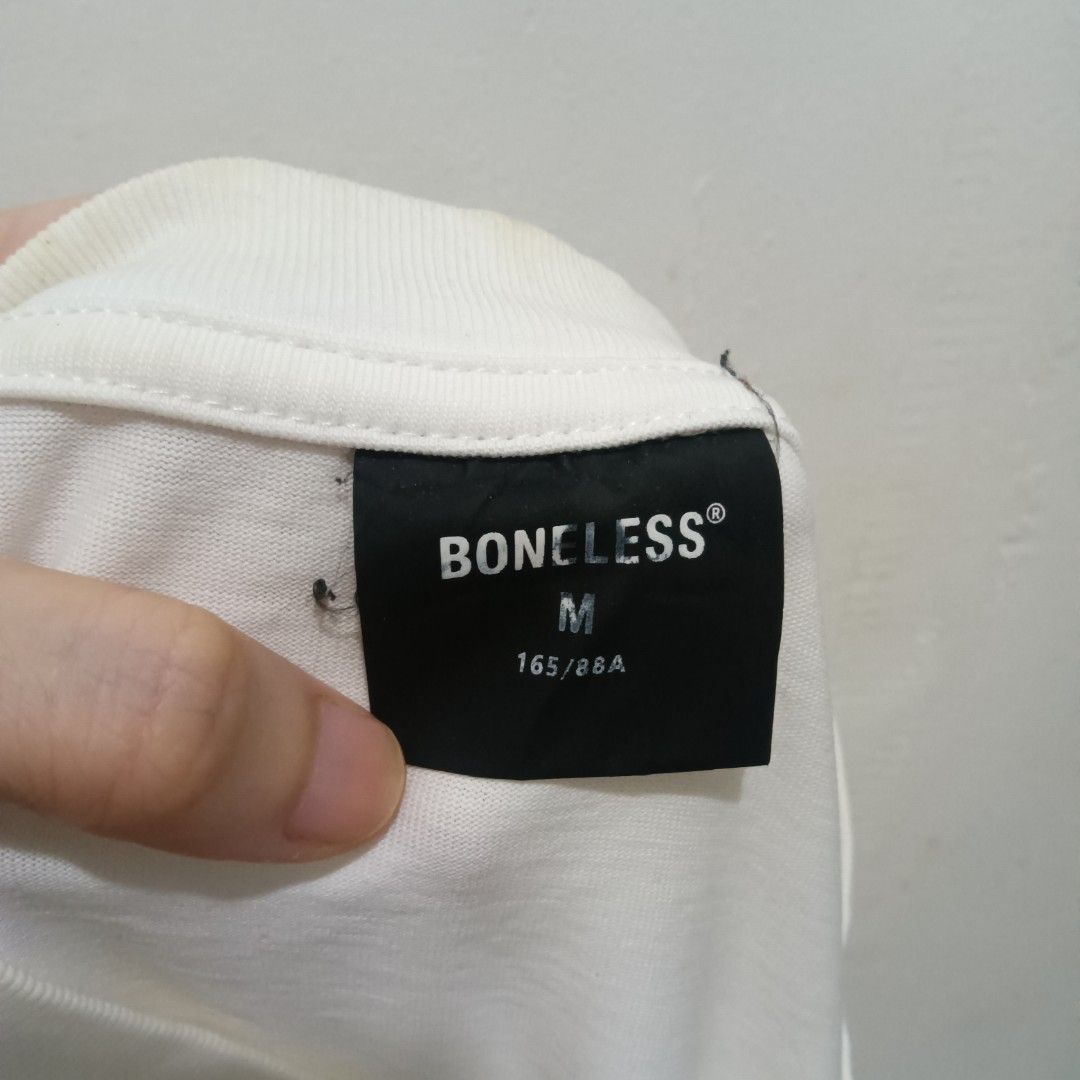 BONELESS Minimalist Logo Shirt (Category: Tshirts & Polo Shirts ) located in Caloocan City. Submitted by jaychingsss (Listing ID 1464542310, Image 2). Description: Boneless Minimalist Logo Shirt - 150 23x28 Complete Tags Heavy Cotton Minor issue: May maliit na nakaangat sa dulo ng print. NEED WASH.