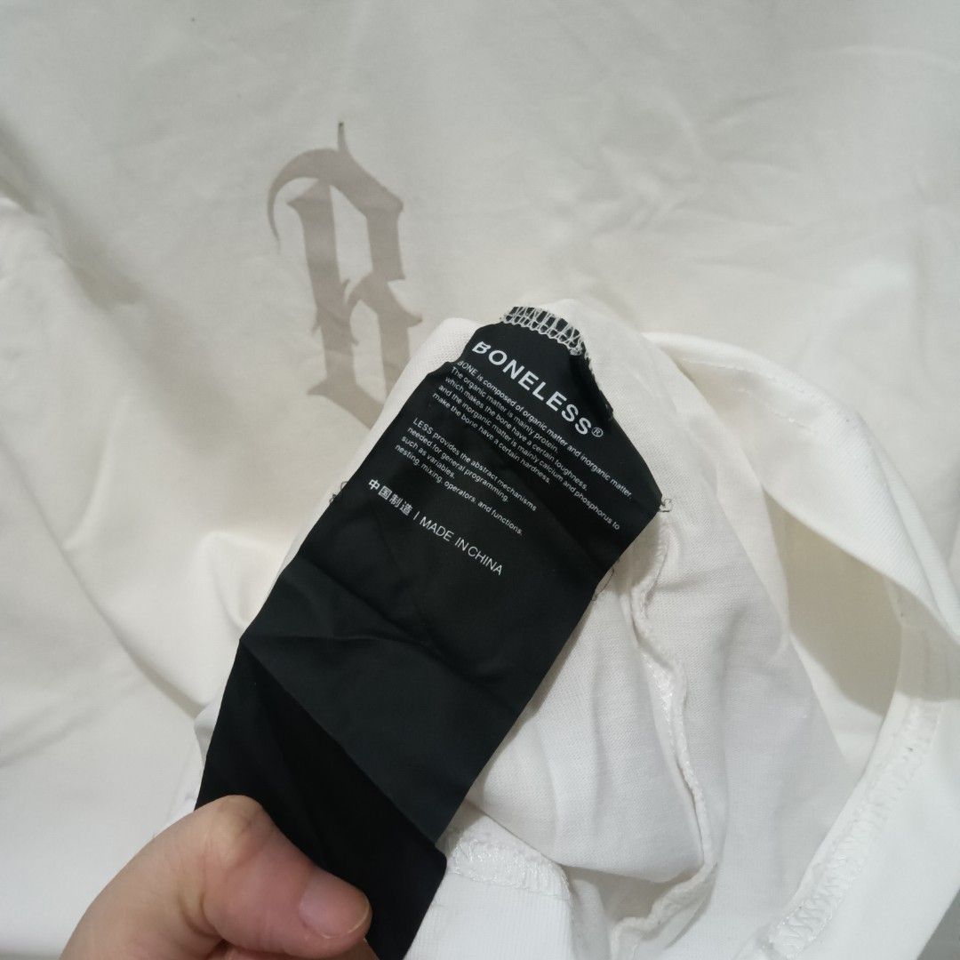 BONELESS Minimalist Logo Shirt (Category: Tshirts & Polo Shirts ) located in Caloocan City. Submitted by jaychingsss (Listing ID 1464542310, Image 3). Description: Boneless Minimalist Logo Shirt - 150 23x28 Complete Tags Heavy Cotton Minor issue: May maliit na nakaangat sa dulo ng print. NEED WASH.