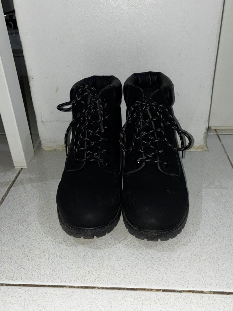 Boots - can be unisex (Category: Boots) located in Mandaluyong City. Submitted by lylforms (Listing ID 1464428834, Image 2). Description: brand: shoe express size: US 8.5, EU 39 used peeling on padded leather near ankle.