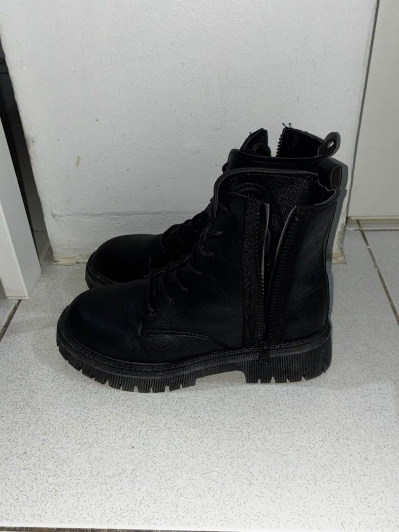 Boots - can be unisex (Category: Boots) located in Mandaluyong City. Submitted by lylforms (Listing ID 1464430357, Image 1). Description: brand: shoe express size: US 8.5, EU 39 used peeling on padded leather near ankle.