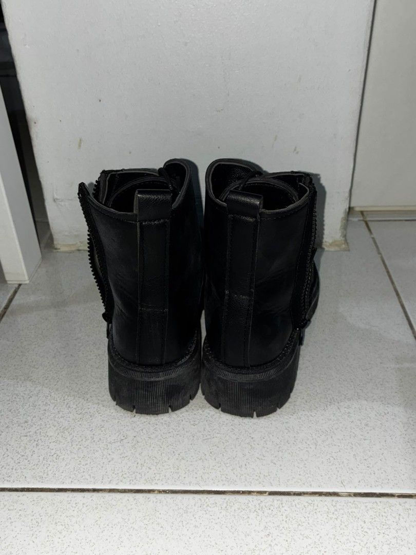 Boots - can be unisex (Category: Boots) located in Mandaluyong City. Submitted by lylforms (Listing ID 1464430357, Image 3). Description: brand: shoe express size: US 8.5, EU 39 used peeling on padded leather near ankle.