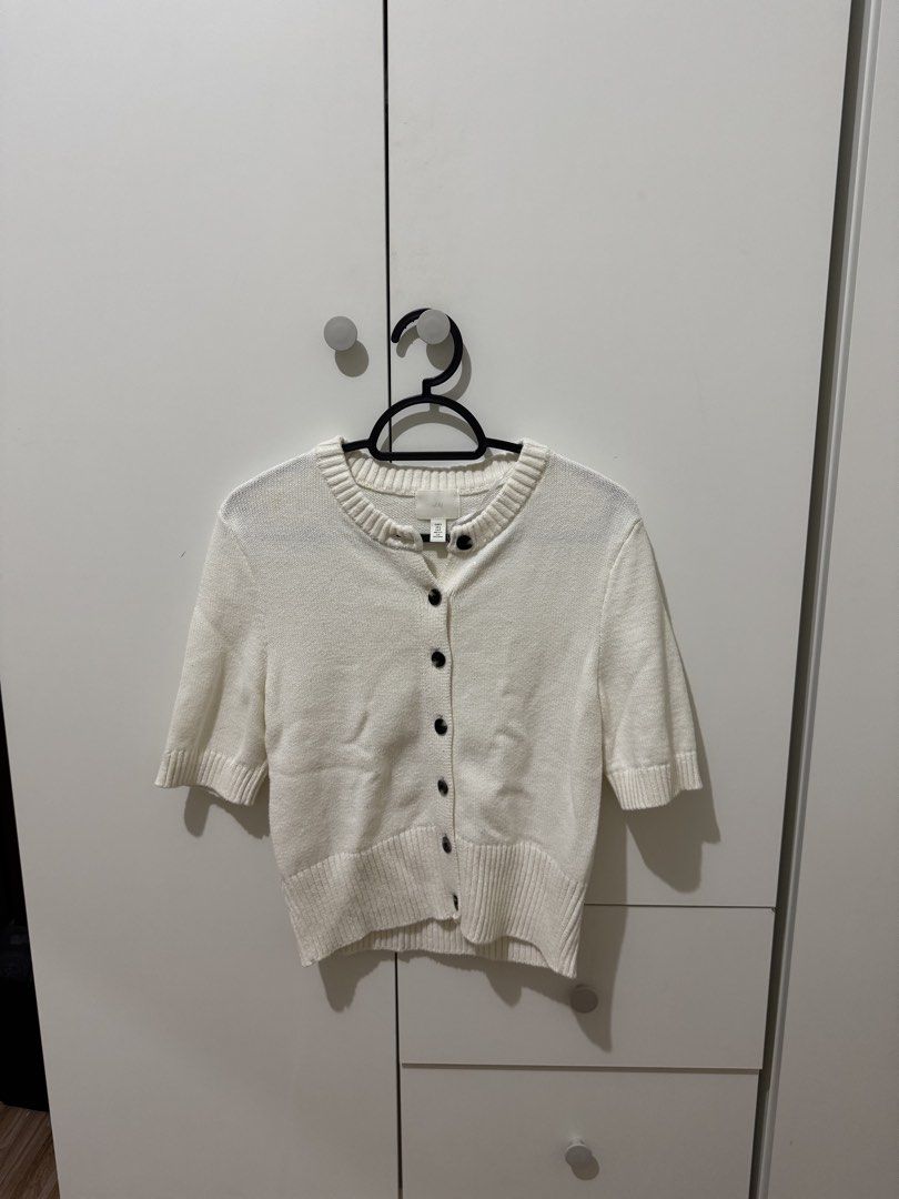 Branded clothes (Category: Blouses) located in Manila. Submitted by ivorysmile29717 (Listing ID 1464488143, Image 3). Description: Branded clothes ( stradivarius, uniqlo, zara, h&m, mango ) .