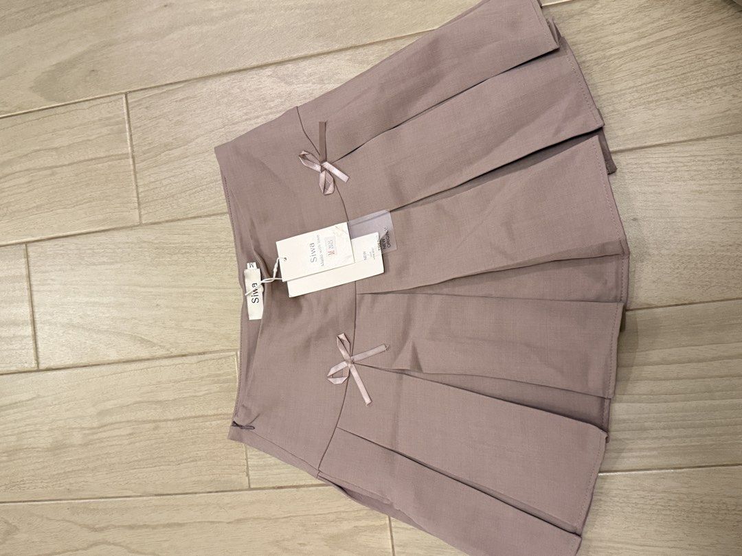 Brandnew Skirt (Category: Skirts) located in Cabanatuan. Submitted by closet-loop (Listing ID 1464491279, Image 1). Description: Siwa Brand bought in Thailand. Size Medium Color Pink-Gray.