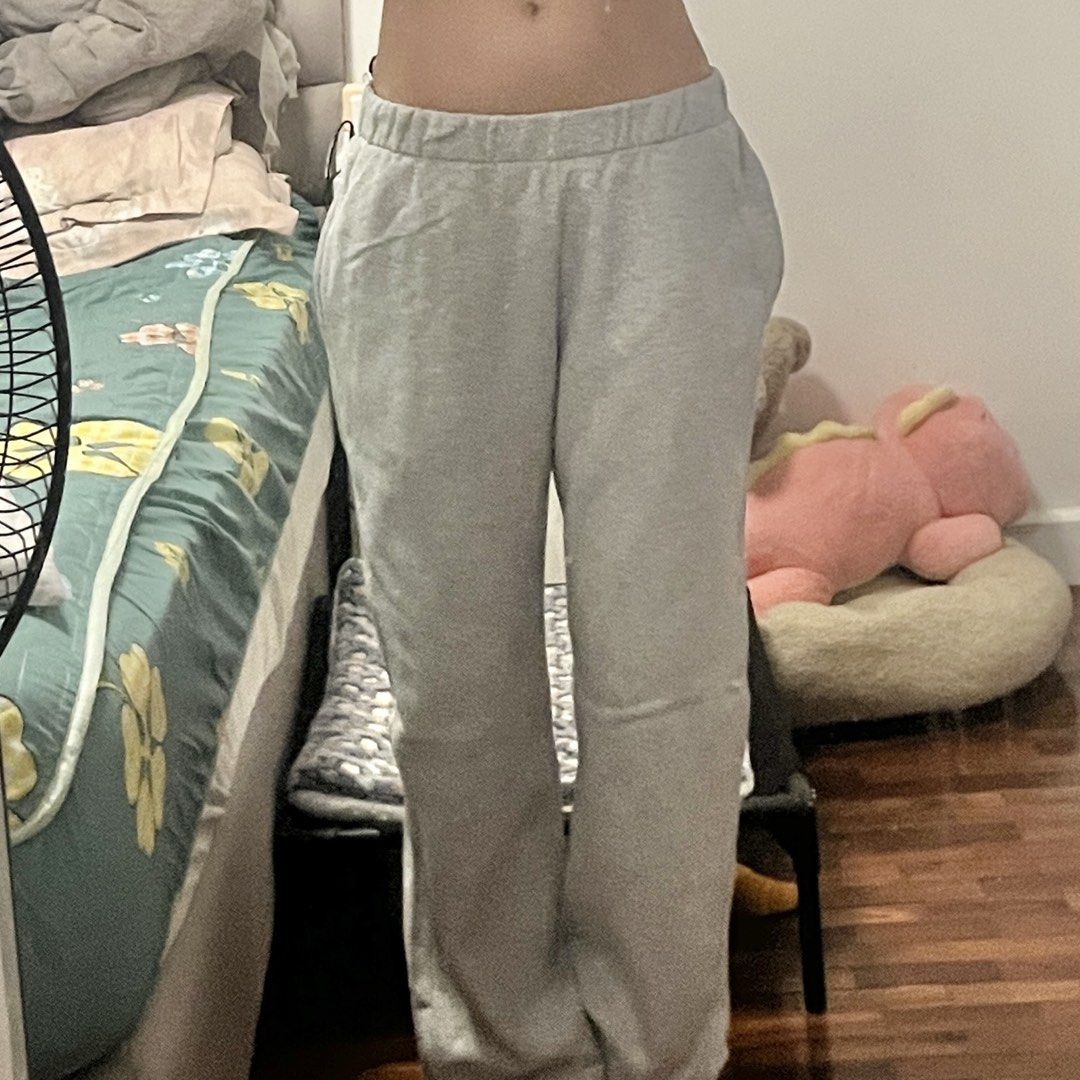Brandy Melville Grey Rosa Sweatpants (Category: Other Bottoms) located in Las Pinas. Submitted by thevallerys (Listing ID 1462823975, Image 1). Description: - Grey sweatpants from Brandy Melville - No issues - Elastic waistband with adjustable drawstring - Cuffed ankles for a snug fit - Convenient side pockets.