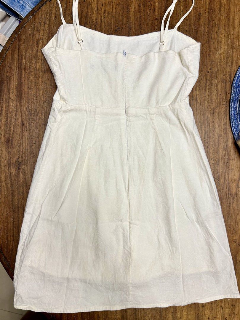 Brandy Melville White Summer Dress (Category: Dresses) located in Manila. Submitted by tshopph (Listing ID 1464403653, Image 2). Description: Brandy Melville White Mini Dress 👗 Elevate your casual chic wardrobe with this authentic Brandy Melville white mini dress! Super versatile, lightweight, and perfect for sunny days, picnic dates, or layering over a tee ☀️ Condition: lightly used Size: one size Price: ₱400 Same-day delivery via Lalamove / Gr