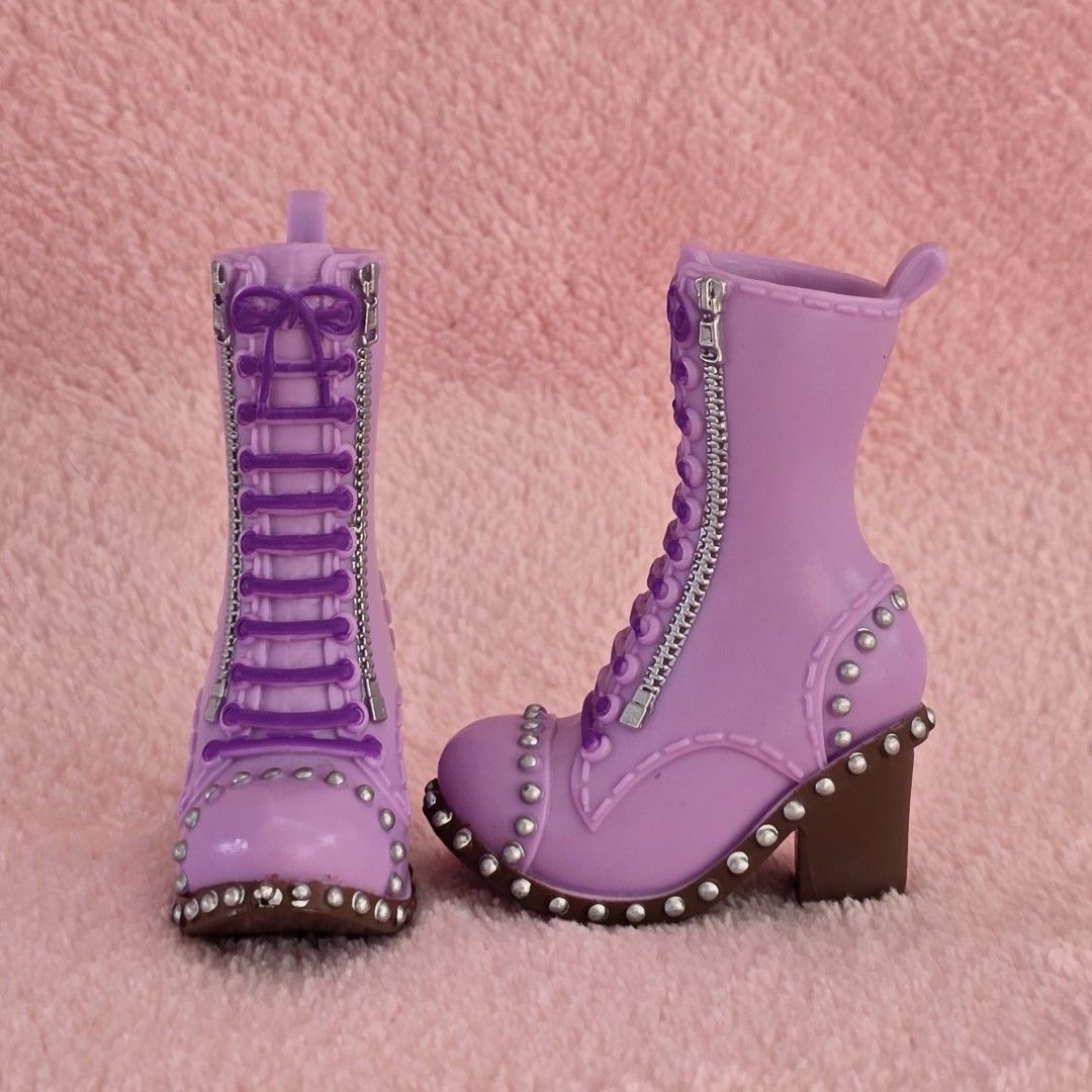 BRATZ BOOTS (Category: Kids Toys) located in Quezon. Submitted by blushreloved (Listing ID 1464454184, Image 1). Description: Selling As Is.